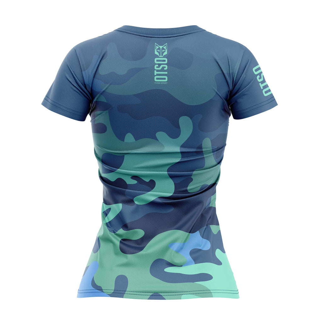 Camiseta de manga corta para mujer de la marca Otso con estampado Blue Camo. Foto trasera